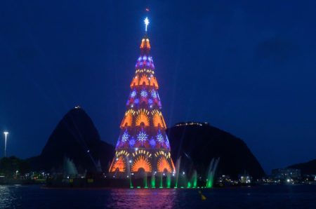 Božićna jelka visoka 80 metara na plaži Botafogo u Rio de Janeiru