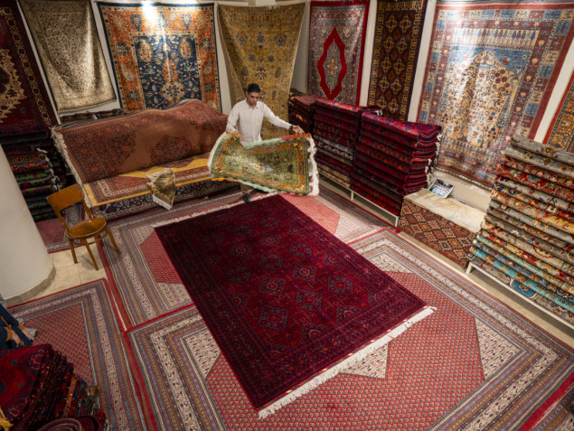 Teheranski tepisi na Velikom bazaru Teheranski tepisi na Velikom bazaru