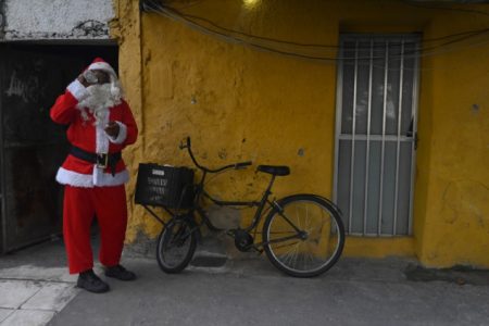 Djed Mraz u faveli u Rio de Janeiru