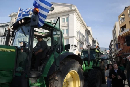 Grčki poljoprivrednici blokirali pristup luci Volos