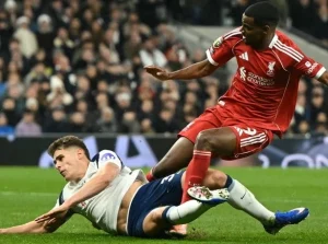 Arne Slot optužio Van de Vena za nepromišljen start koji je Isaku slomio nogu