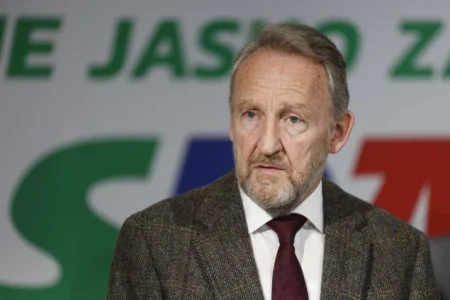 Kadrovi Trojke su kao loš fudbalski tim, ne daju, već primaju golove