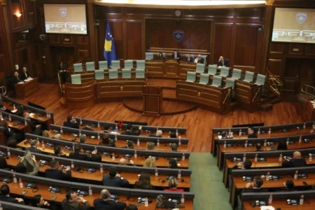 Izbori na Kosovu: Tri koalicije, 17 stranaka i dvije građanske inicijative u trci