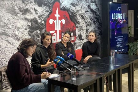 Predstava Losing It palestinskih umjetnica Samaa Wakim i Samar Haddad King na sceni SARTR-a