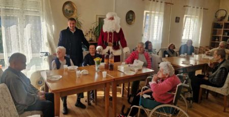 Gradonačelnik Kordić s Djedom Božićnjakom donio blagdansku toplinu u domove za starije u Mostaru