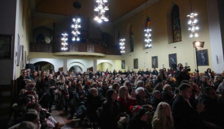 Božićni koncert Raduj se cijeli svijete u Busovači, snaga glazbe koja povezuje zajednicu