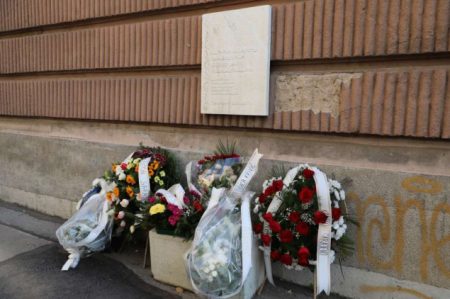 Položeno cvijeće na mjestu pogibije osam Sarajlija u Gimnazijskoj ulici