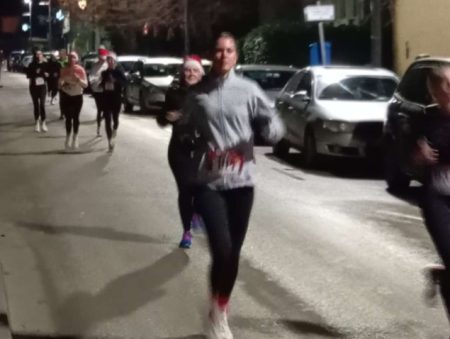 Vesela i blagdanska atmosfera na ulicama Ljubuškog: Više od stotinu trkača na Advent Night Runu
