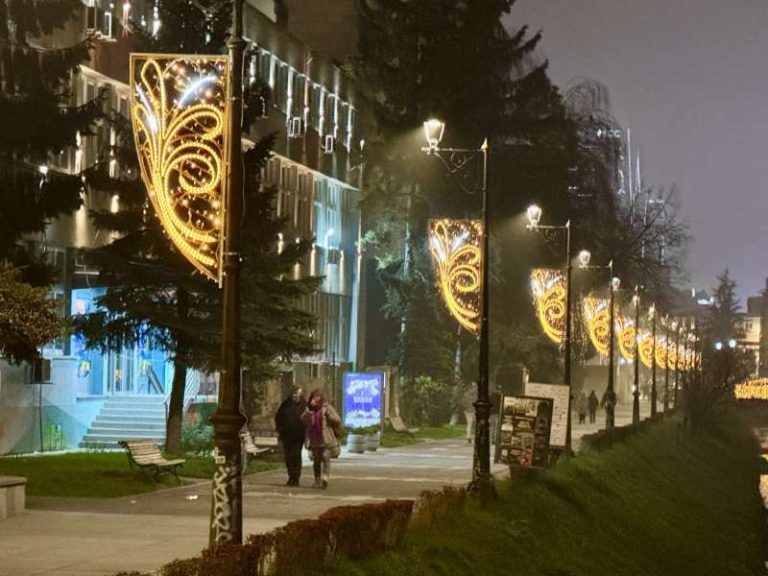 U svečarskom ruhu večeras zasjala zgrada Likovne akademije i šetnica Obala Maka Dizdara