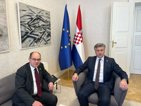 Schmidt u Zagrebu: Zaštitnik, zvaničnik, medijator ili poslušnik?