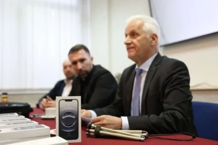 Delić donirao mobitele slijepim osobama, olakšano svakodnevno funkcionisanje