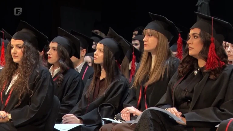 Želimo ostati u domovini: Poruke mladih na promociji 344 diplomanta u Tuzli Želimo ostati u domovini: Poruke mladih na promociji 344 diplomanta u Tuzli