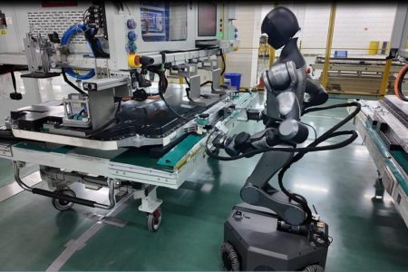 Kineski CATL predstavio robota koji radi za trojicu