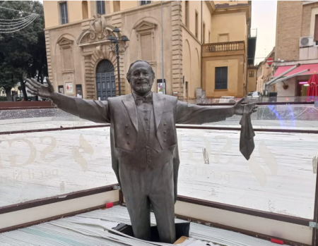 Gradonačelnik Pesara se izvinio Pavarottijevoj porodici nakon što je statua završila zarobljena u ledu