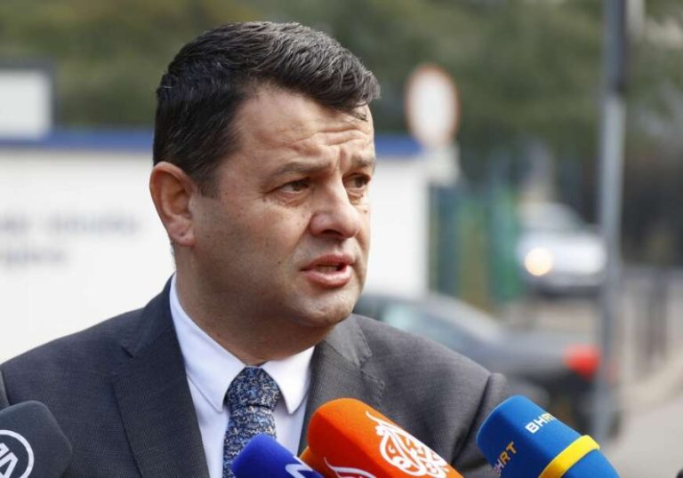 NEZAPAMĆEN SKANDAL TRESE VIJEĆE MINISTARA BiH: Pogledajte kome je Sevlid Hurtić dijelio novac iz budžeta