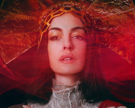 Anne Hathaway i Michaela Coel u pop epu „Mother Mary