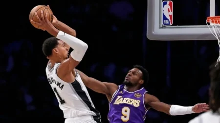 Noć velikih preokreta: Spursi srušili Lakerse, Thunder pregazio Sunse