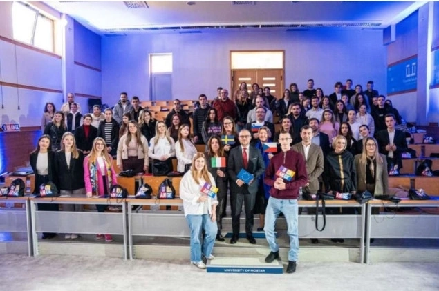 Veleposlanici zemalja članica EU-a s mostarskim studentima o klimatskim promjenama Veleposlanici zemalja članica EU-a s mostarskim studentima o klimatskim promjenama