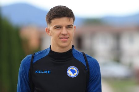 MLADI ZMAJ IZRASTA U VELIKU ZVIJEZDU EVROPSKOG FUDBALA: Italijanski gigant želi stopera reprezentacije BiH MLADI ZMAJ IZRASTA U VELIKU ZVIJEZDU EVROPSKOG FUDBALA: Italijanski gigant želi stopera reprezentacije BiH