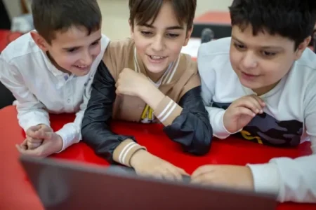 UNICEF upozorava: 97 posto mladih svakodnevno koristi internet, 78 posto provjerava uređaje barem jednom na sat