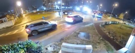 OVAKO NEŠTO SIGURNO NISTE VIDJELI: Vozač dobio napad zbog dijabetesa i preletio dva automobila u kružnom toku (VIDEO) OVAKO NEŠTO SIGURNO NISTE VIDJELI: Vozač dobio napad zbog dijabetesa i preletio dva automobila u kružnom toku (VIDEO)