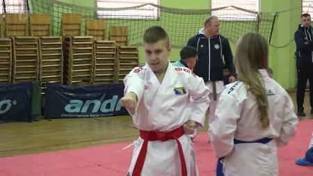 Životna priča o Larisu Bešiću: Prva osoba u BiH s autizmom koja je stekla crni pojas u karateu