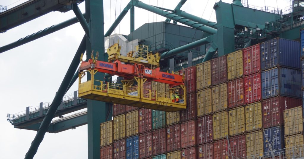 Bosna i Hercegovina uglavnom uvozi iz Hrvatske i Srbije, uključujući i proizvode koji nisu njihovi