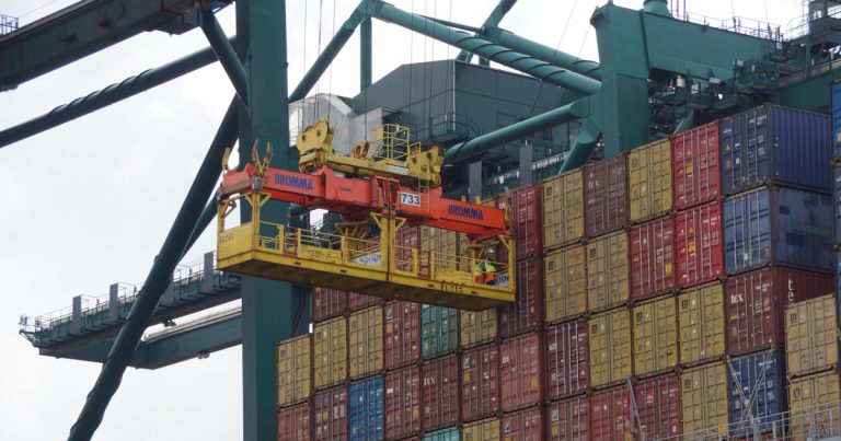 Bosna i Hercegovina uglavnom uvozi iz Hrvatske i Srbije, uključujući i proizvode koji nisu njihovi Bosna i Hercegovina uglavnom uvozi iz Hrvatske i Srbije, uključujući i proizvode koji nisu njihovi