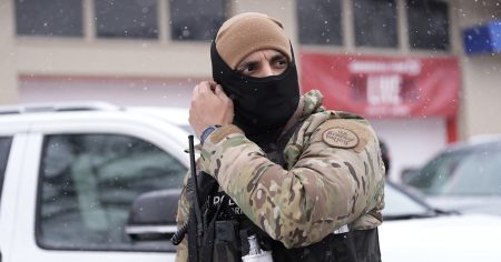 ICE agenti su uperili oružje u policajku?