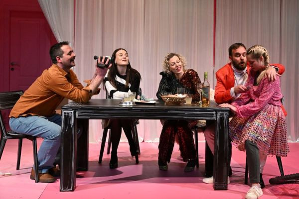 U Zenici i Kaknju predstava Mala, priča iz ženske perspektive tri autorice U Zenici i Kaknju predstava Mala, priča iz ženske perspektive tri autorice