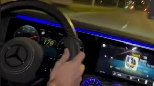 Jednom rukom vozio 304 km/h, drugom sve snimao na dionici s ograničenjem 90: Čeka ga drakonska kazna Jednom rukom vozio 304 km/h, drugom sve snimao na dionici s ograničenjem 90: Čeka ga drakonska kazna