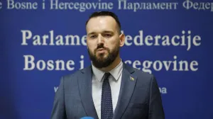 Građanima preporučuju stezanje kaiša: Političari sebi dižu platu, ne daju bijeli hljeb, paušal…