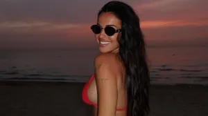 (VIDEO) Drama na nastupu: Popularna srbijanska pjevačica pogođena čašom u grudi