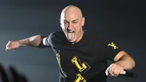 (VIDEO) Da je moje dijete… – Desingerica performansom izazvao bijes zbog nastupa u Hrvatskoj