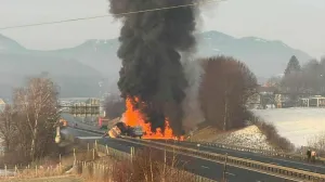 (VIDEO) Jezivi prizori na autoputu u Srbiji: Smrskana vozila pod kamionima, ima povrijeđenih