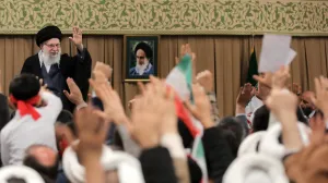 (VIDEO) Haos tokom protesta ispred iranske ambasade u Londonu: Nekoliko policajaca povrijeđeno