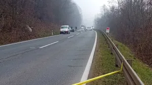 Odron na putu kod Kaknja: Stijena pala na automobil, jedna osoba povrijeđena