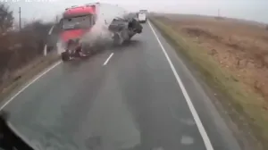 (VIDEO) Vozač navijača PAOK-a napravio neshvatljiv potez: Šta se dogodilo nekoliko sekundi prije STRAVIČNOG sudara? (VIDEO) Vozač navijača PAOK-a napravio neshvatljiv potez: Šta se dogodilo nekoliko sekundi prije STRAVIČNOG sudara?