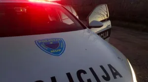 Teška nesreća na bh. putu: Golf sletio sa puta, dvije osobe teško povrijeđene