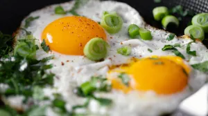 Brzo, jednostavno i bez mirisa: Profesionalni kuhari se kunu u ovaj trik za dinstanje luka