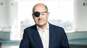 (FOTO) Macron sa sunčanim naočalama u Elizejskoj palači: Šta mu se dogodilo?