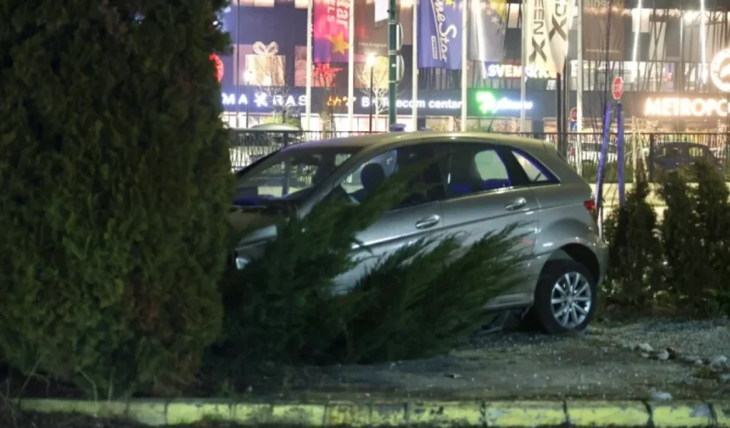 Strahovit sudar u Sarajevu: Dijelovi automobila rasuti po cesti, ima povrijeđenih