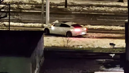 Teška saobraćajna nesreća u Sarajevu: Sudar tri vozila, jedno završilo na tramvajskim šinama