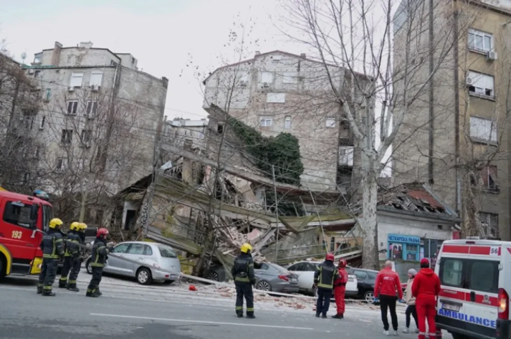 (FOTO) Drama u centru Beograda: Urušila se napuštena kuća, oštećena četiri automobila