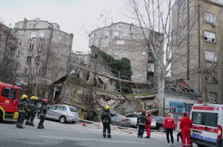 (FOTO) Drama u centru Beograda: Urušila se napuštena kuća, oštećena četiri automobila