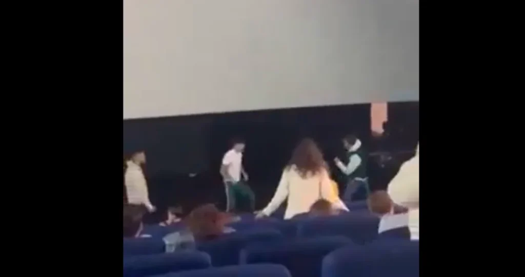 (VIDEO) Nasilnik maltretirao ženu u kinu, a onda ga je bokser UNIŠTIO BATINAMA