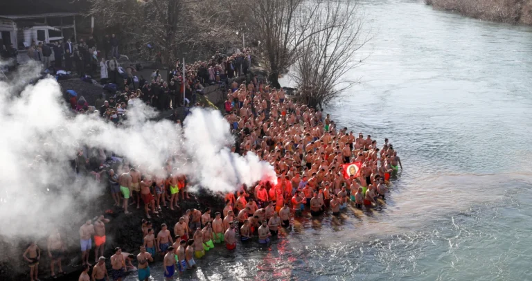 Četnička pjesma se orila tokom plivanja za časni krst: Pjevali ratnom zločincu