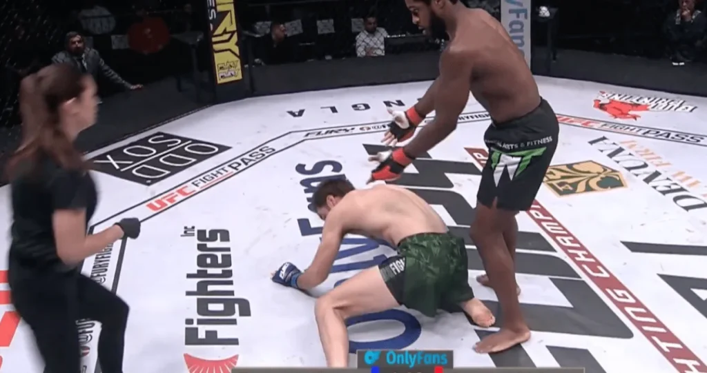 (VIDEO) Nezapamćena GLUPOST sutkinje izrodila je heroja: MMA borac zaustavio meč da zaštiti protivnika