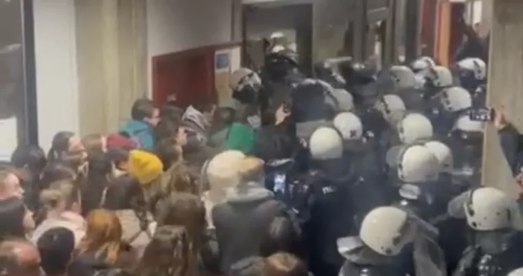 (VIDEO) Novi haos u Srbiji, policija tuče studente štitovima i šakama