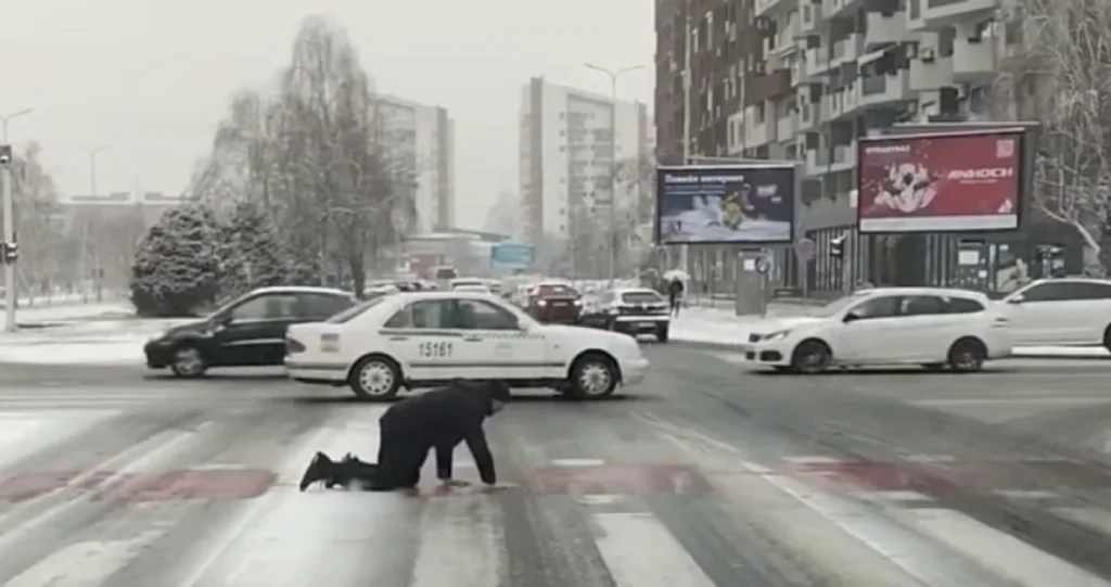 Parola – snađi se: Muškarac zbog snijega puzao preko pješačkog prelaza